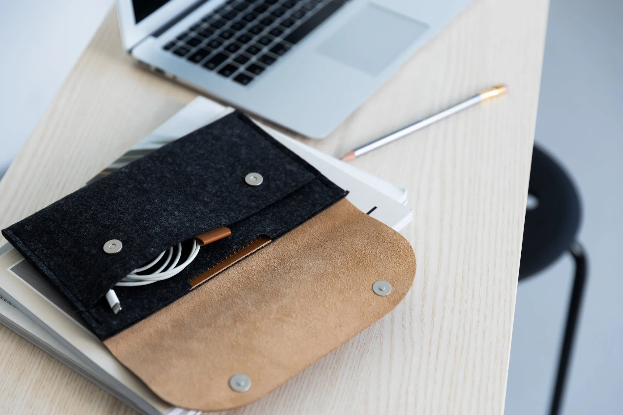 CABLE ORGANISER/ VEGETABLE TANNED dark grey felt