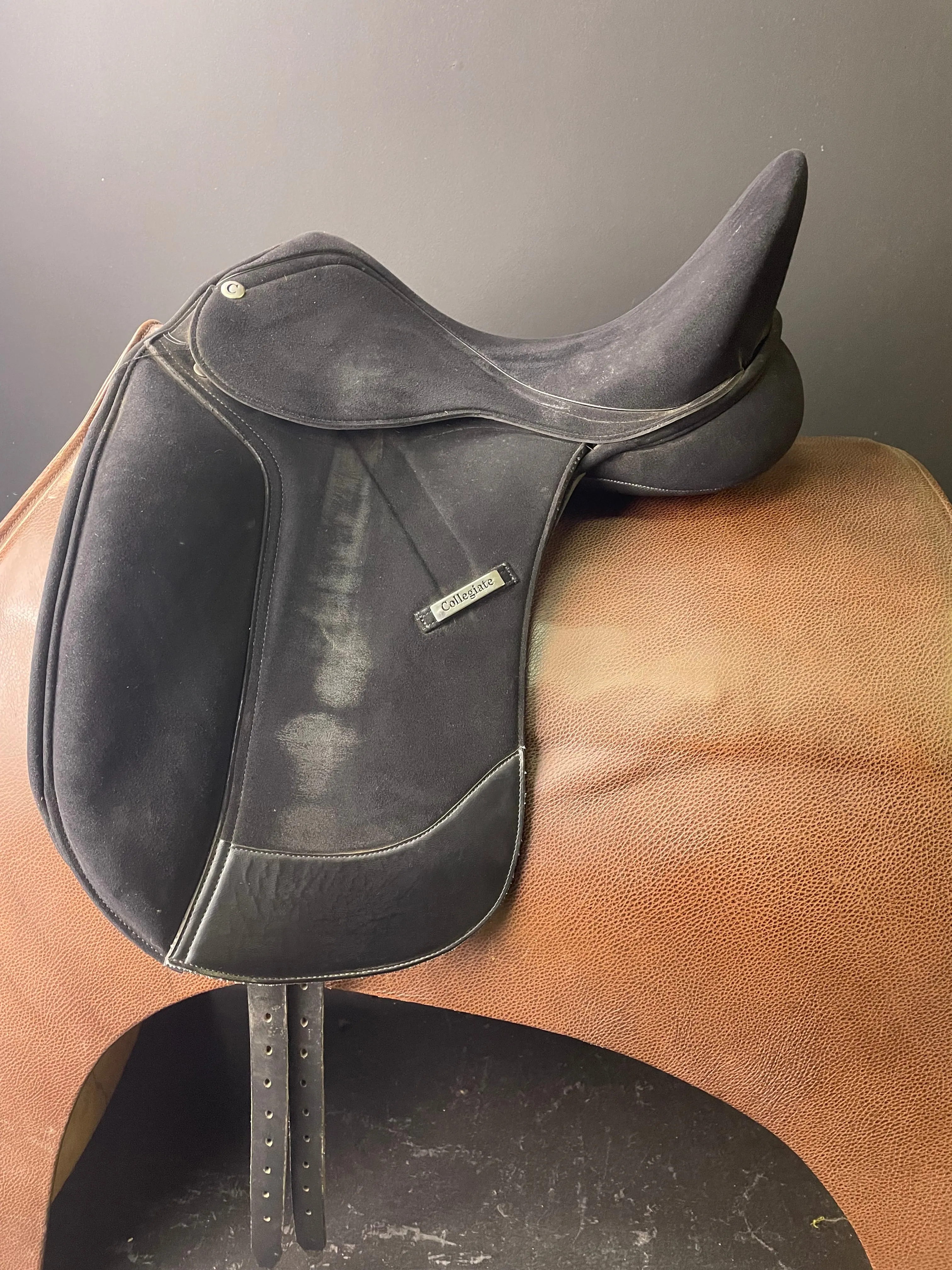 Collegiate Synthetic Dressage Saddle 17 ID:2047E