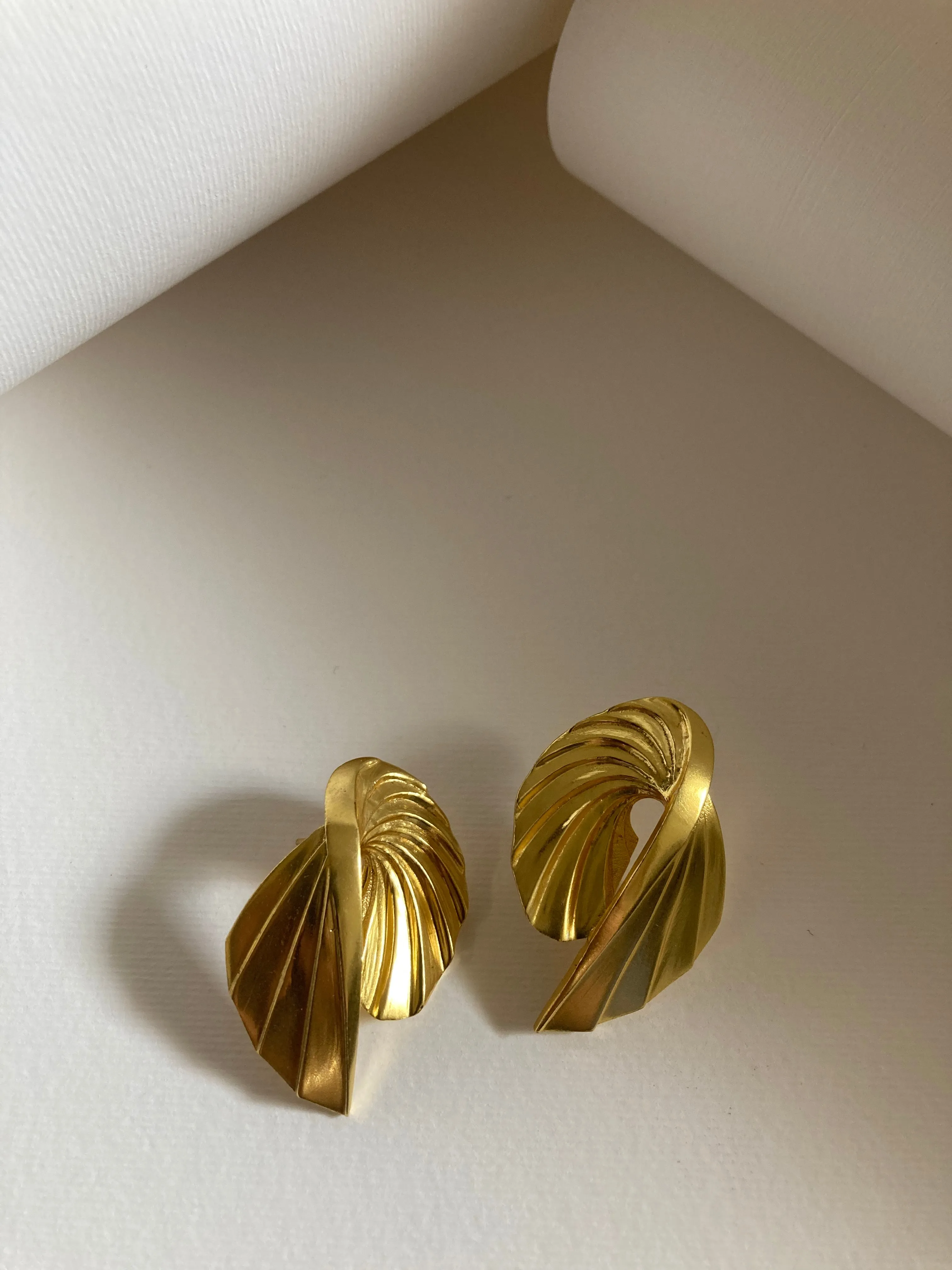 CURVED SHELL EARRING