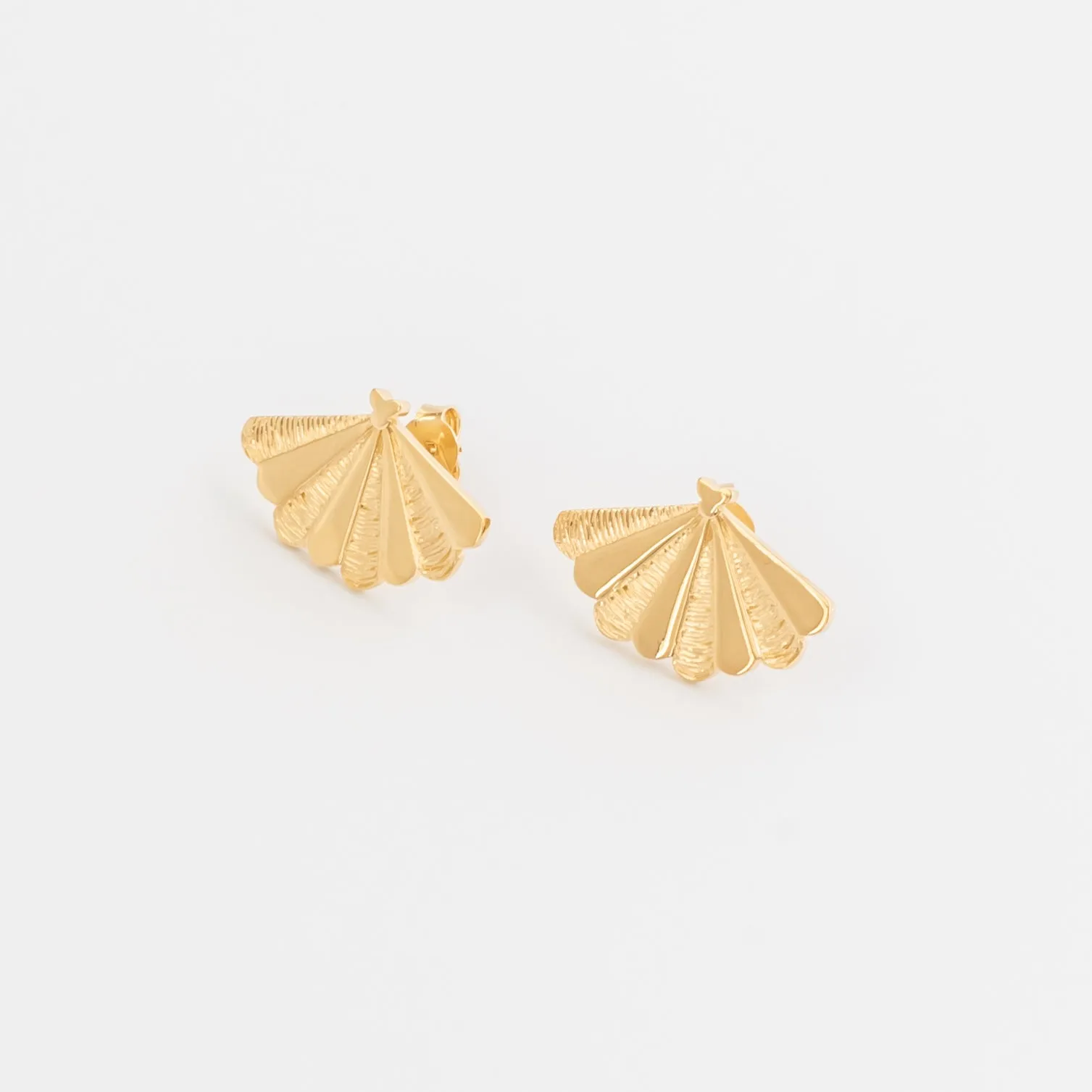 SANTIAGO Shell Stud Earrings