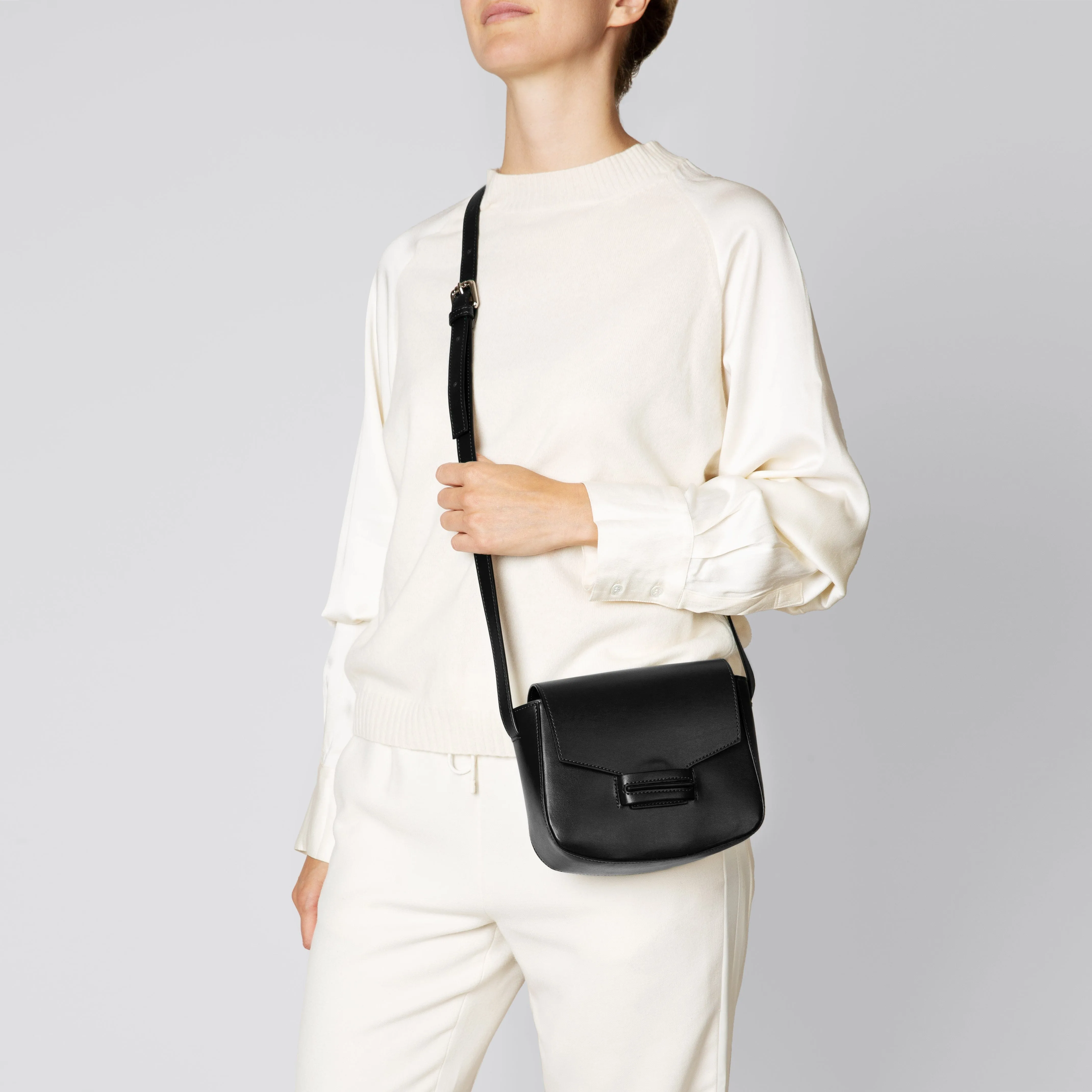 The Vida Apple Leather Vegan Saddle Bag |  Black